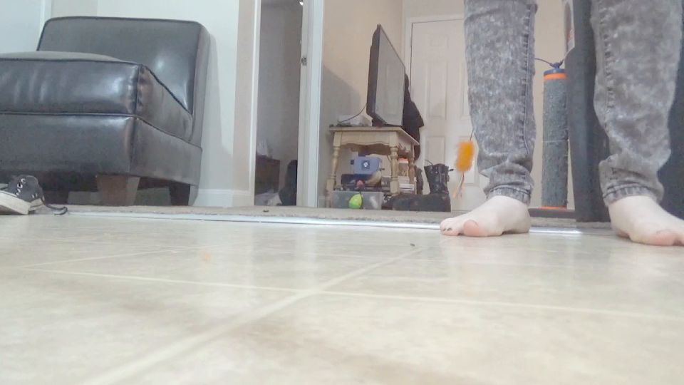 [K2S.CLUB] CurvyElvishGirl - Bare feet pacing- hard floors - HD 720P