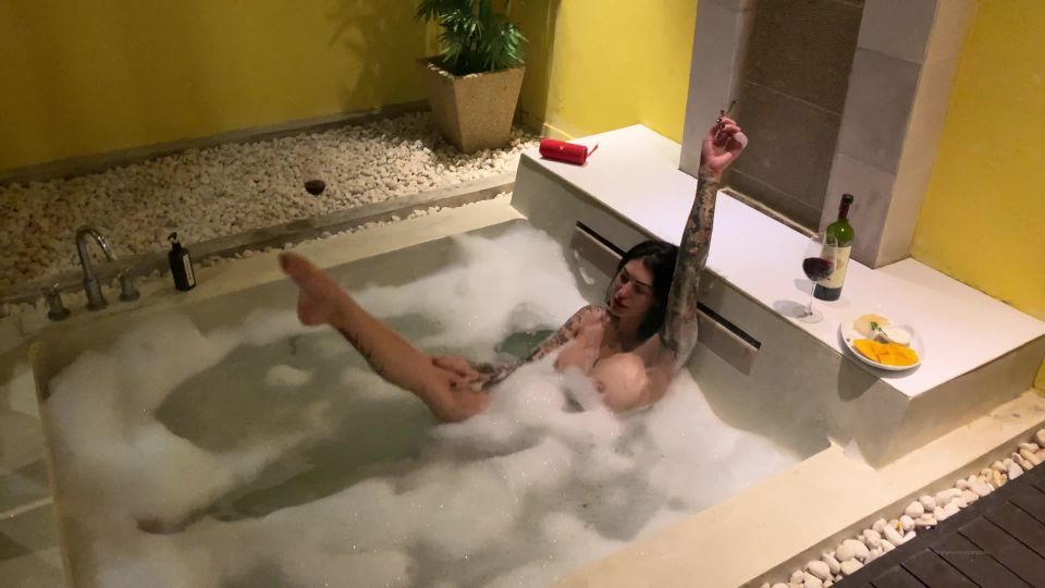 Mistress Damazonia - You know I enjoy a large and beautiful jacuzzi - Smoking
