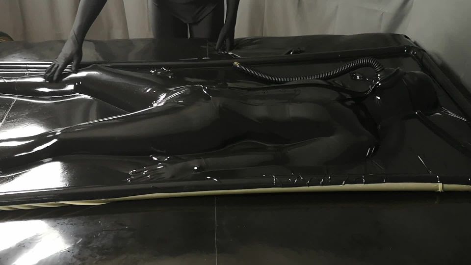 Video Vickydevika   Rebreather Bag In The Vacbed 1 Of 2 1080p FullHD