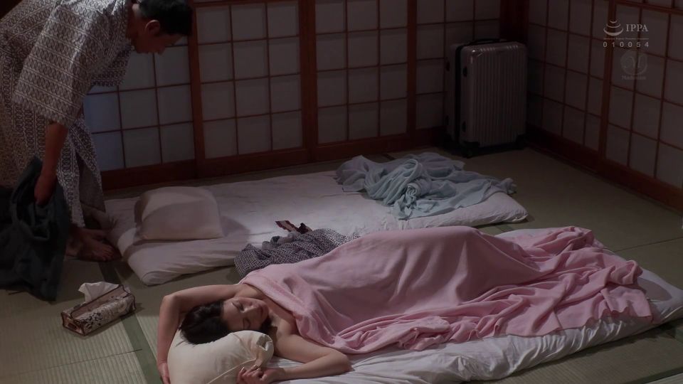 JUR-425 毎晩旦那とヤリまくる絶倫叔母と一泊二日の搾精旅行 ヌカれまくって性に目覚めた童貞の僕は… すべて忘れて連続中出し交尾にハマってしまった。 古東まりこ