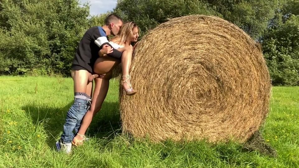 Emmanuelle Worley - Sex With A French Woman In The Middle Of A Field Full HD - Public sex
