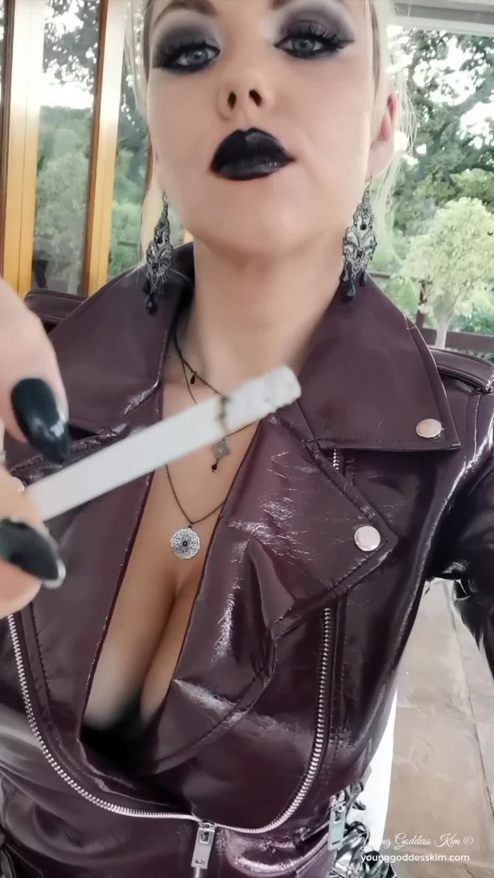 Young Goddess Kim YounggoddesskimHuman ashtray smoke tease - 10-04-2021 - Onlyfans