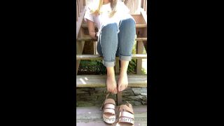 Hailey - thecherryblonde () Thecherryblonde - not me getting scared by a bee while trying to record a sandal foot tease for yall 24-04-2021-8