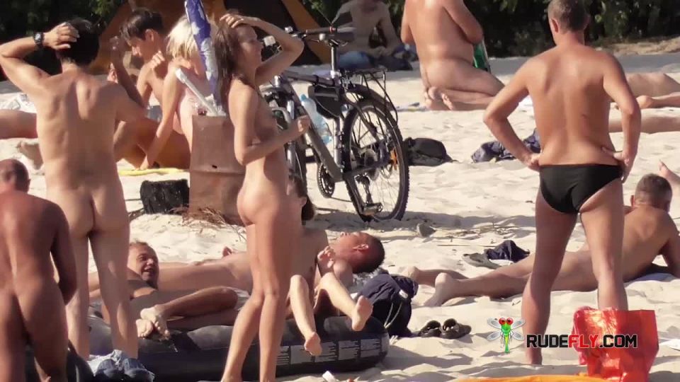 Busty dame shows her naked body at the nude  plage