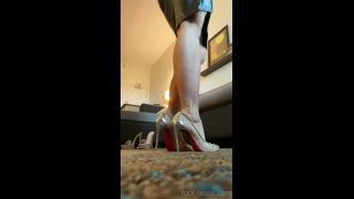 janetmasonfeet 16-09-2020-906376793-hmm-which-shoe foot -2