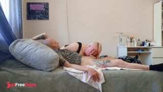 a friend gives me a blowjob during a break-3