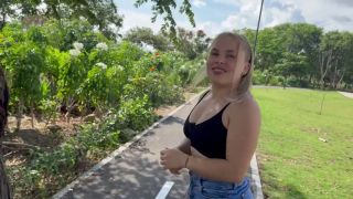 Colombiana Una Gran Culona Plantada en el parque, Me cogen mi coo KIRA BLONDE-1