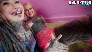 [K2S.CLUB] Anuskatzz - Tätowierte Wilfs haben wilden Lesbenspaß mit StrapOn - FullHD 1080P-1