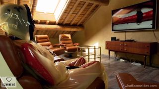 WHATLIZANNELIKES - Reviewing Latex Porn.-1