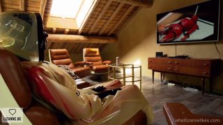 WHATLIZANNELIKES - Reviewing Latex Porn.-6