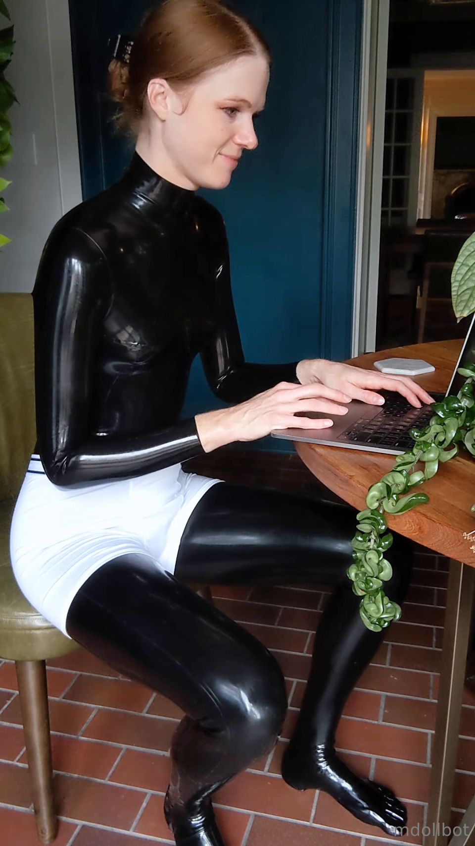 mdollbot 2025-02-05 Some quiet downtime between shoots -- checking onlyfans  The   qdgez5