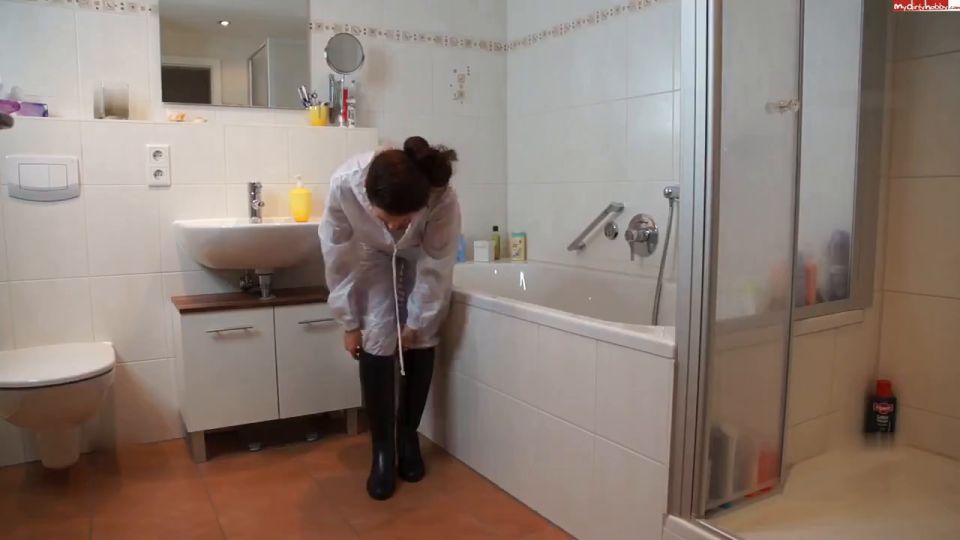 Deutsche Hausfrau - Bad putzen im Saunaanzug 720P - Mdh