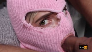 Couple Cette pute se fait attacher et enfoncer une queue dans le bouche !!!-7