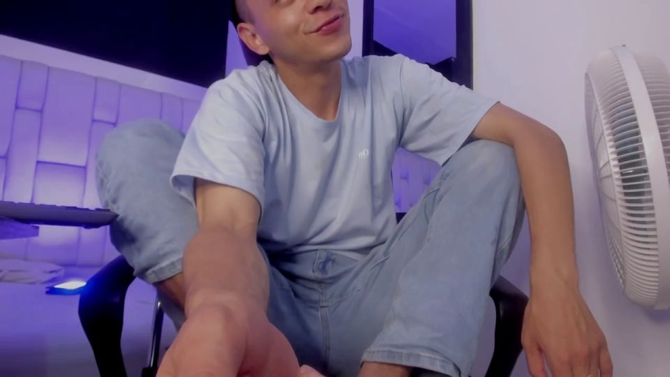 Dante69 Miller - Smoking and showing my feet for my slaves