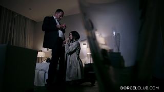 Luxure - Claire Castel offerte à un inconnu, alors que son mari l'attend dans la voiture-2