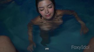 FoxyIdol - De noche y mojada la encontré desnuda en la piscina-0