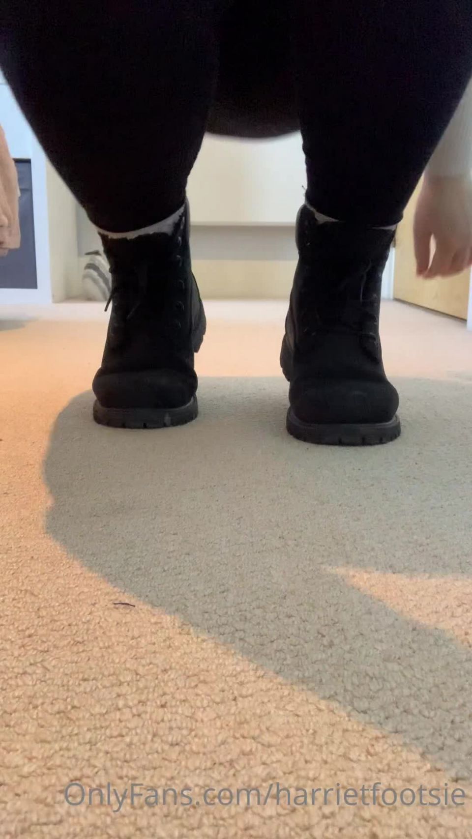 Onlyfans - Harriet King - harrietfootsie - harrietfootsieMy hot veiny feet after walking all day long in my big Timberland boots - 05-04-2021