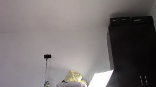 PinkyMadame - Une femme sexy s'amuse à essayer des vêtements et à les couper. Une brune danse nue dans la maison.-1