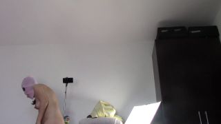 PinkyMadame - Une femme sexy s'amuse à essayer des vêtements et à les couper. Une brune danse nue dans la maison.-5