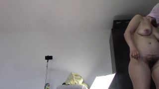 PinkyMadame - Une femme sexy s'amuse à essayer des vêtements et à les couper. Une brune danse nue dans la maison.-9