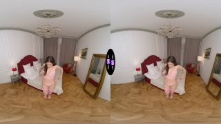 Sexy brunette in pink - Oculus 5k-1