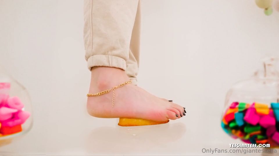 ﻿Giantess Ella - Dinner is served (Fetish porn)