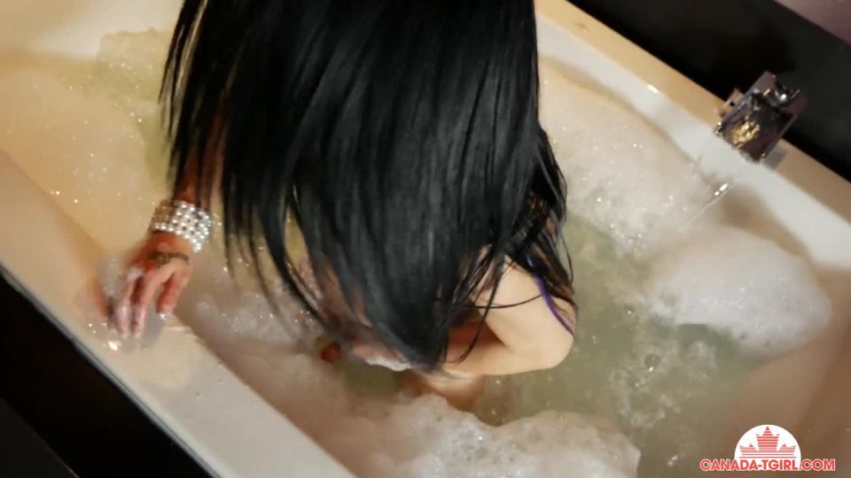 Lily Queen / Naked And Wet Lily Queen! Download Porn Vide...
