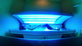 Sexy BBW Playing Public Tanning Bed BBW!-3