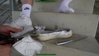 Feet cutting black and white nike af1 mid from slaves feet-9