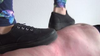 Smelly feet – Mistress Loren trampling-4