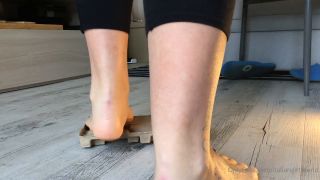 Italian Girlfriend aka italiangirlfriend - 06-27-2022 OnlyFans Video - My big feet can flatten cardboard so well video fetish Italian Girlfriend-2