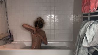 RhiannonRyder1995 - shaving and fucking her self in the tub-0
