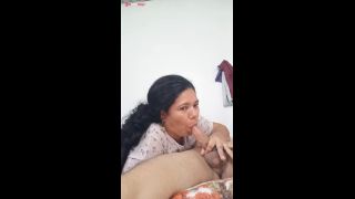 Hermosa chica mamando delicioso-5