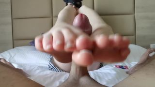 Footjob From A Beautiful Girl On The Bed – Oksifootjob,  on feet porn -3