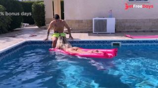 [GetFreeDays.com] La mamma del vicino si fa mettere a pecora in piscina, si fa scopare a 90 e lo prende come mamma Adult Stream May 2023-1