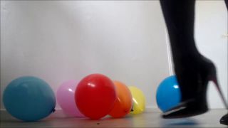 InkedDutch - ballonnen knallen met hoge hakken-0