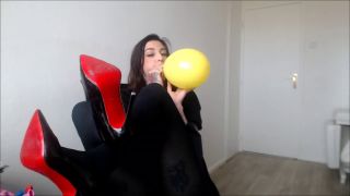 InkedDutch - ballonnen knallen met hoge hakken-2