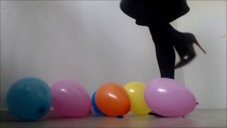 InkedDutch - ballonnen knallen met hoge hakken-6