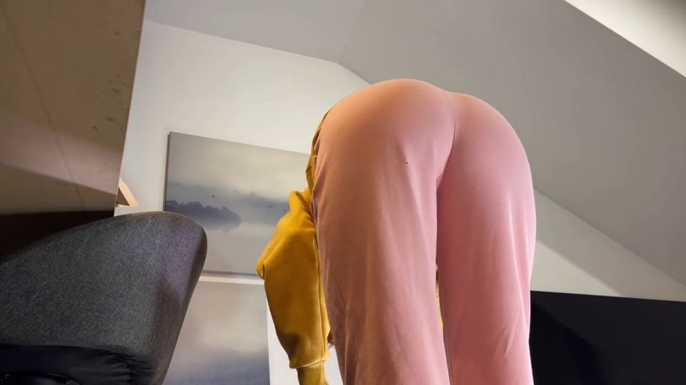 Braless Pokies Hot redhead amateur college girl comes for a fashion try on haul turns into a porn casting