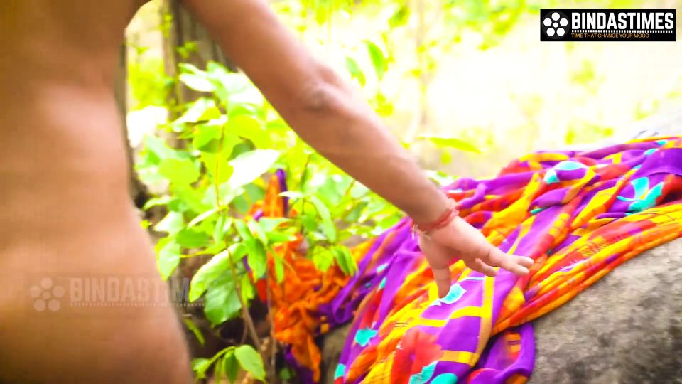 Indian desi erotic bhabhi sucharita fucks in the jungle openly....