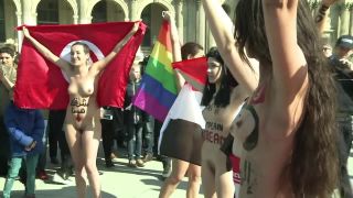 Protesta desnudas en Paris-8