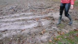 My Dirty Hobby - Shinylady2015 - 2 Girls - Sneaker werden erledigt In Gummistiefeln spielen wir Fus... - Amateur-6