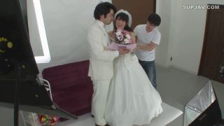 ReducingMosaic HUNT-856 結婚式前にウェディングドレス姿で記念写真を撮影する幸せ絶頂のカップルの花嫁に『媚薬』、新郎に『眠剤』を飲ませたら、ウェディングドレス姿の花嫁が発情！寝ている新郎の目の前で他人のチ○ポを求め、ヨダレをダラダラ流しながら腰を振りまくって初めての浮気！-6