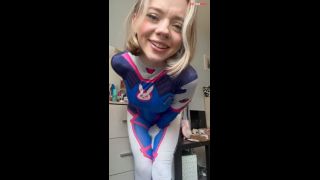 Sexy Cosplayer Girl Tease And Spit-4