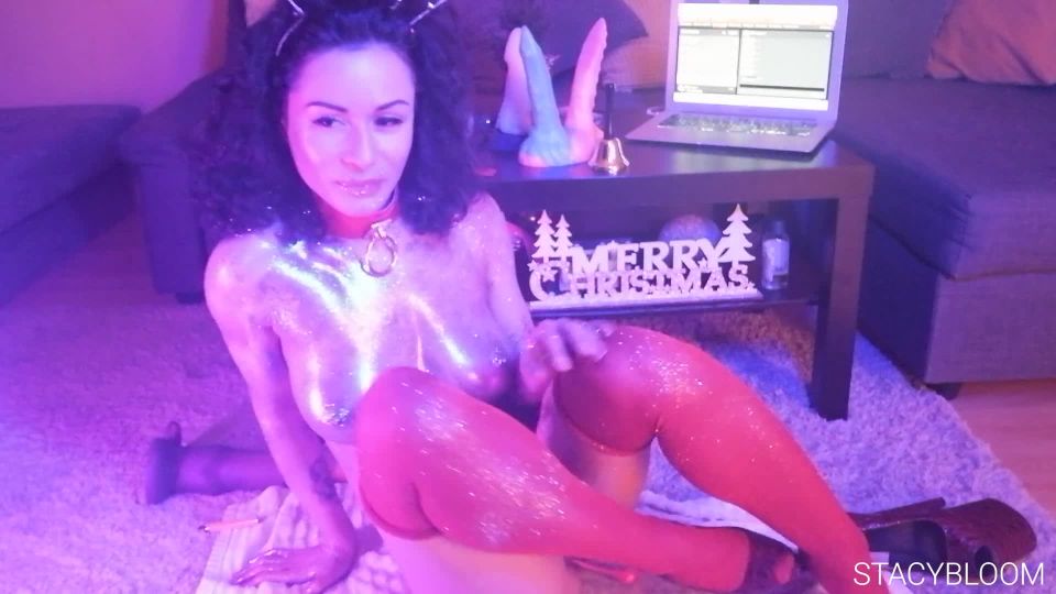 Stacy Bloom / Girlfriend masturbates pussy with vibrator ...