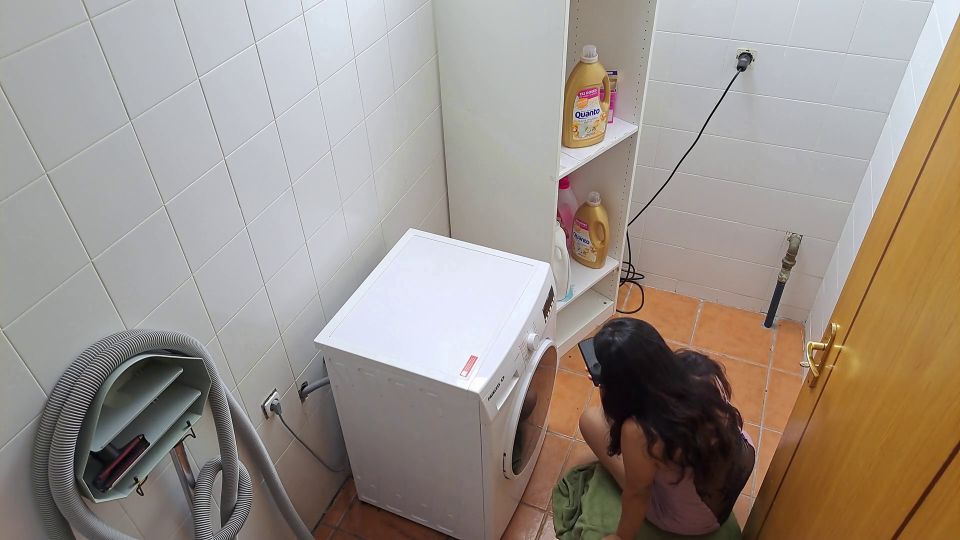 Miss Squirting Horny Married Mom Fucks the Handyman on The Laundry Machine
