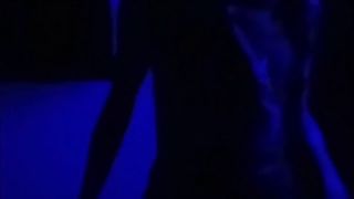 Tetas Pequenas estaba en un cuarto swingers me encontre aun amigo de mi esposo-1
