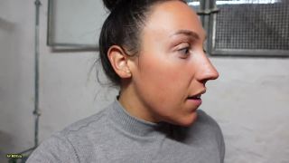Theresina - OMG - Riesendildo im Keller vom Nachbarn gefunden und direkt benutzt - *-2