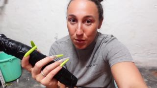 Theresina - OMG - Riesendildo im Keller vom Nachbarn gefunden und direkt benutzt - *-9